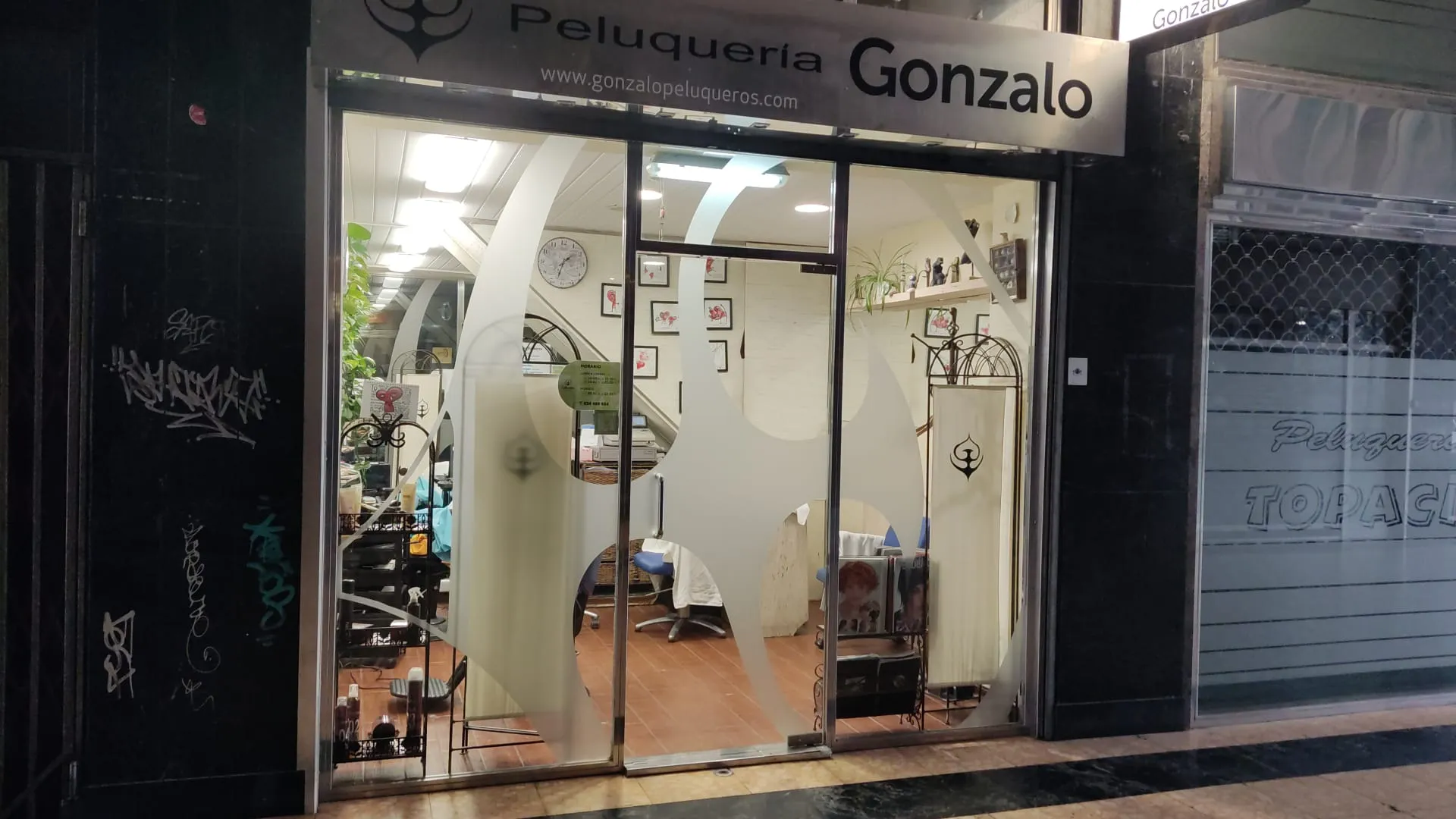 Escaparate nocturno de Peluquería Gonzalo en la Calle Miguel Villanueva, Logroño