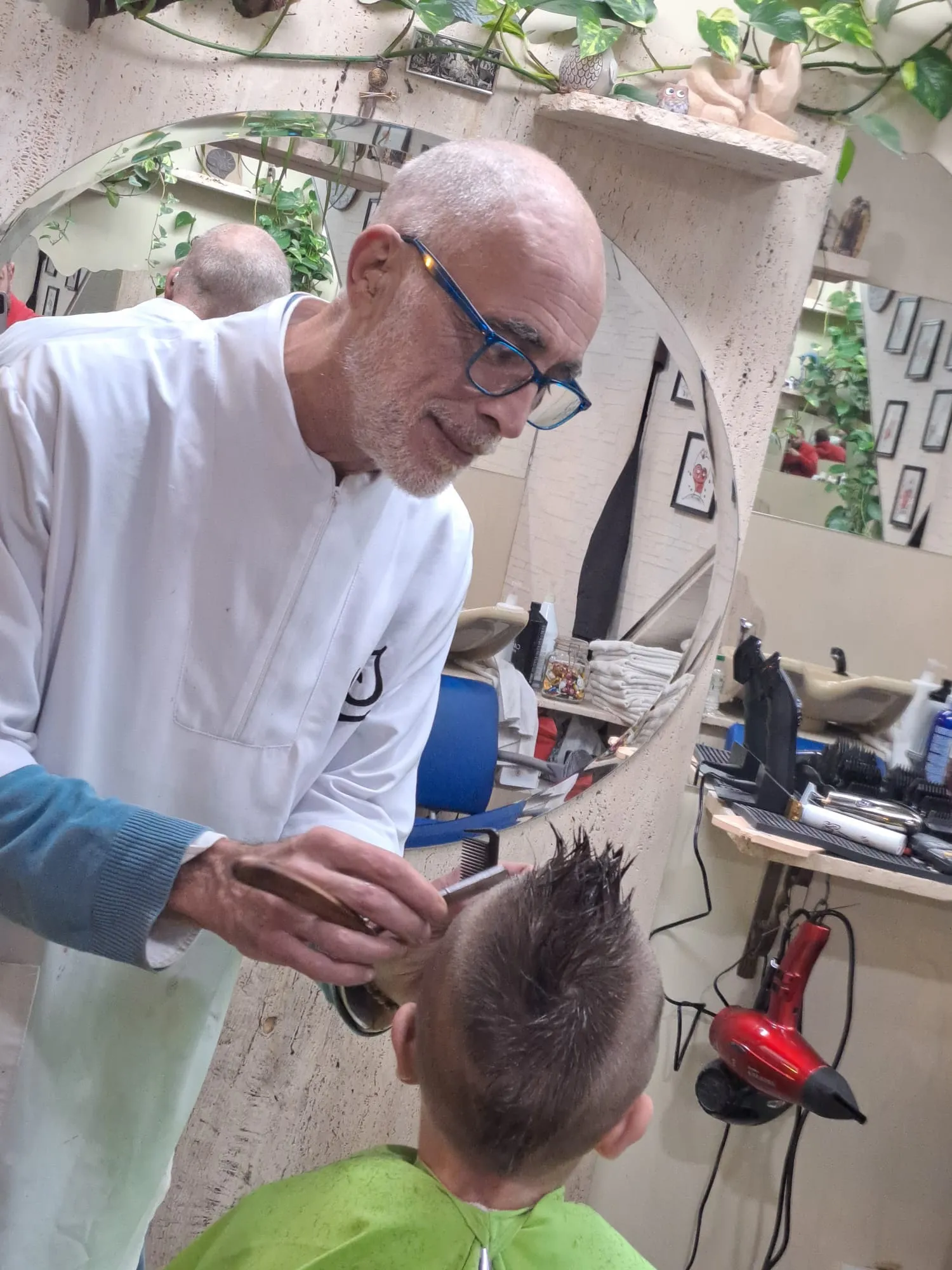 Gonzalo realizando un corte de caballero en su peluquería de Logroño