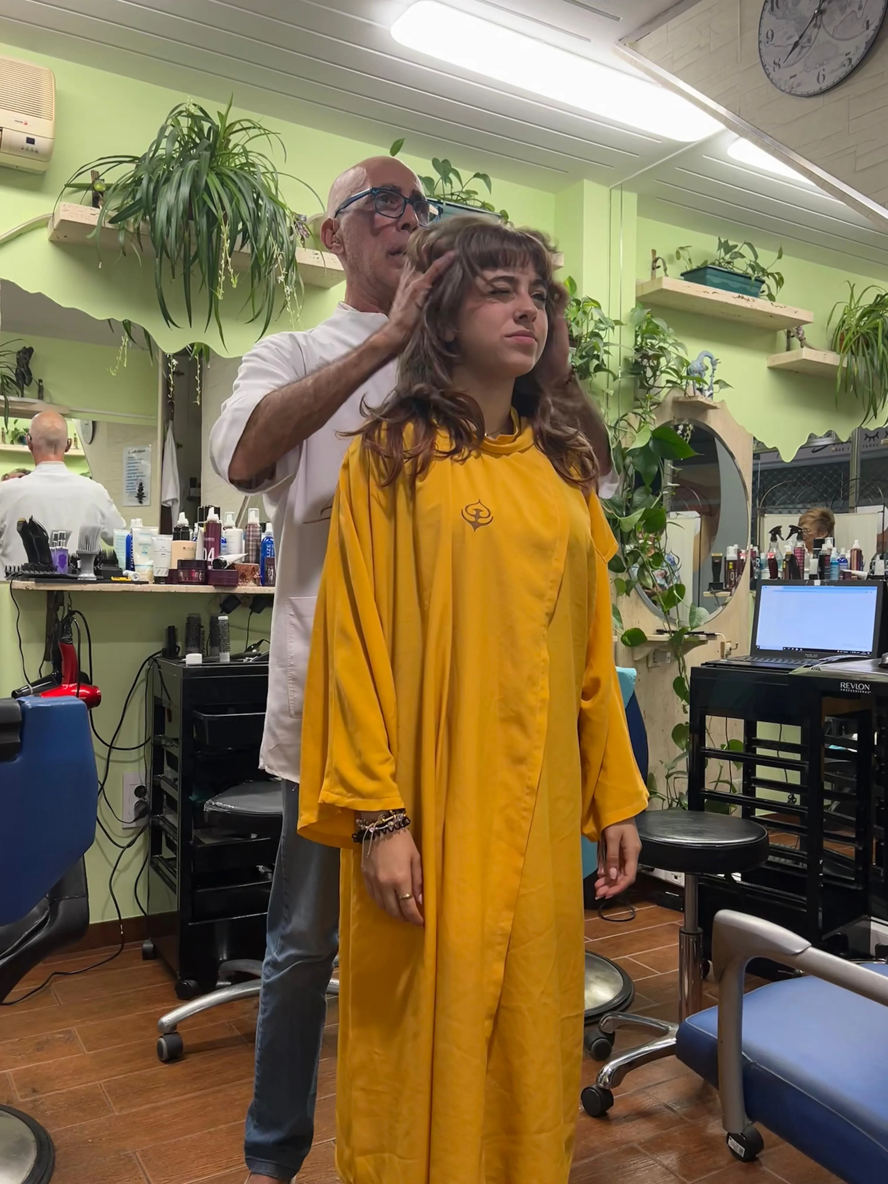 Gonzalo dando forma al cabello de una clienta durante su cita
